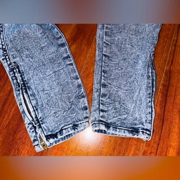 2.1 Denim Ankle Jeans w/ Zipper on Bottom - Picture 4 of 7